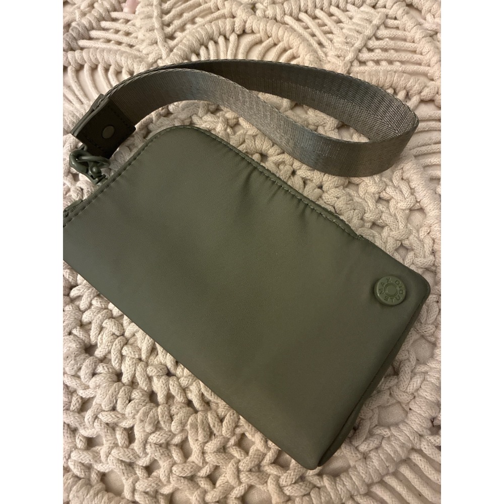Max Studio‎ Olive Green Nylon Wristlet Wallet Zip Around Card Holder Clutch